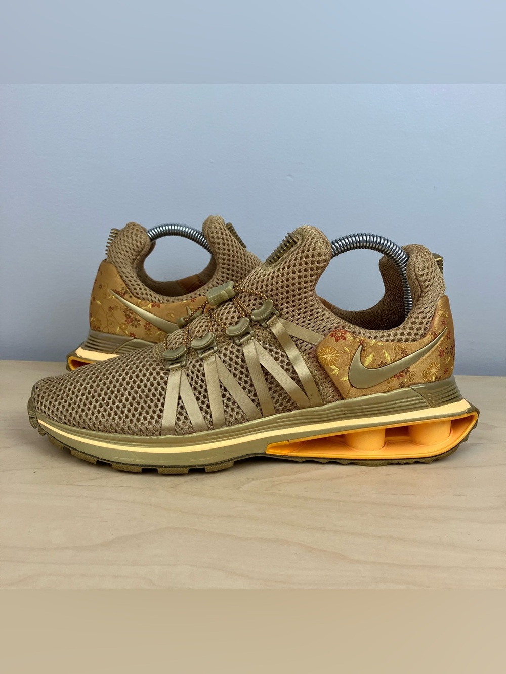 Nike Women’s Size 8.0 Shox Gravity Metallic Gold Floral Athletic Training Shoes - Picture 3 of 11